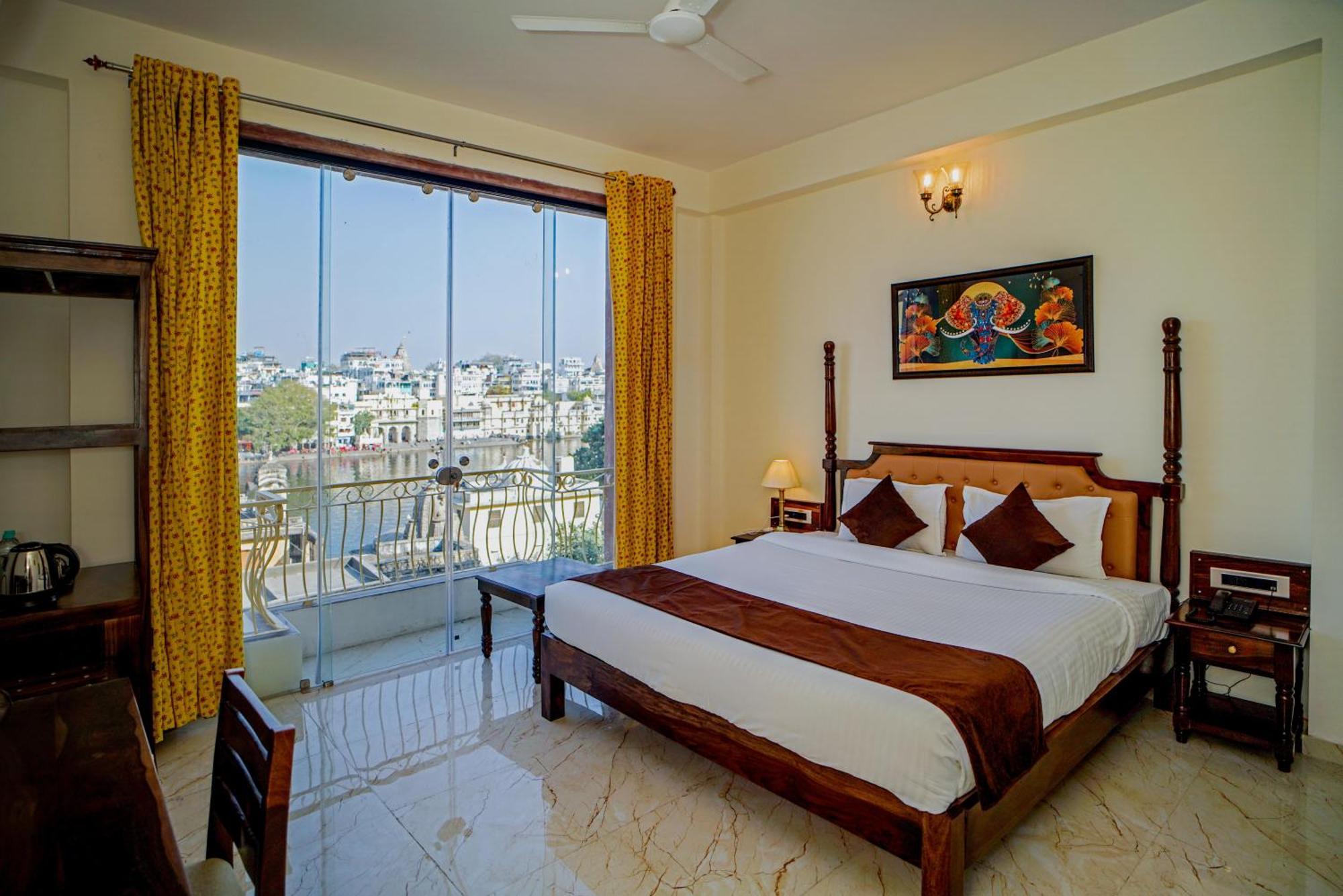 Dera Pichola- A Lake Facing Boutique Hotel ウダイプル エクステリア 写真