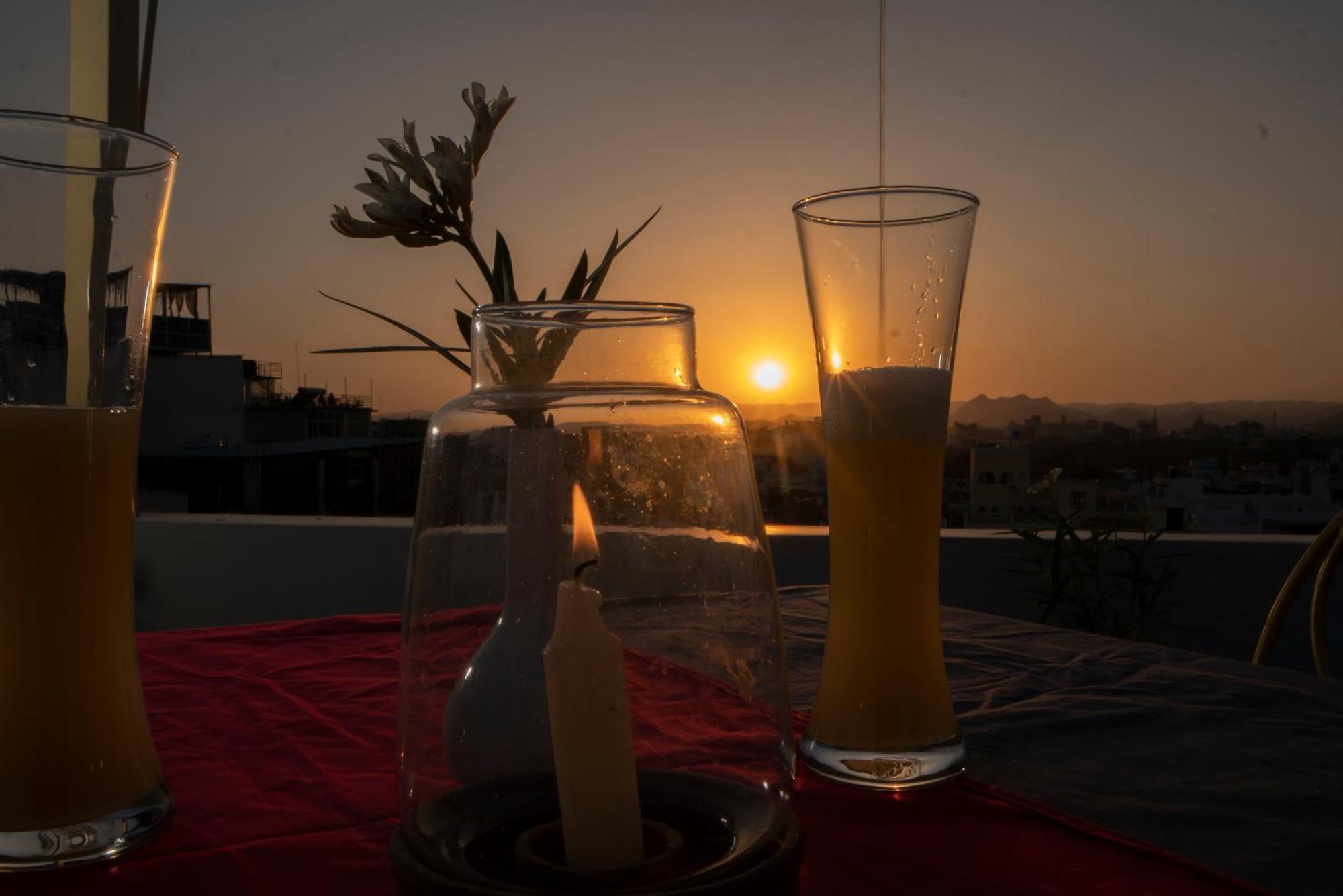 Dera Pichola- A Lake Facing Boutique Hotel ウダイプル エクステリア 写真