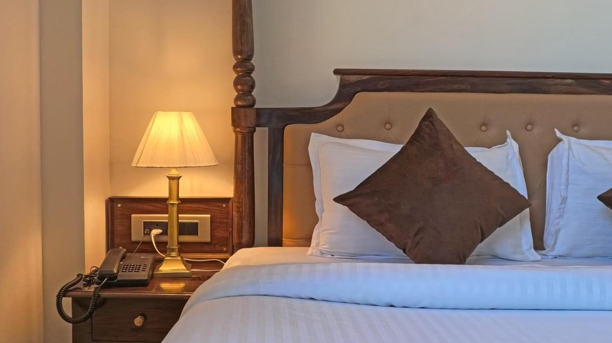 Dera Pichola- A Lake Facing Boutique Hotel ウダイプル エクステリア 写真