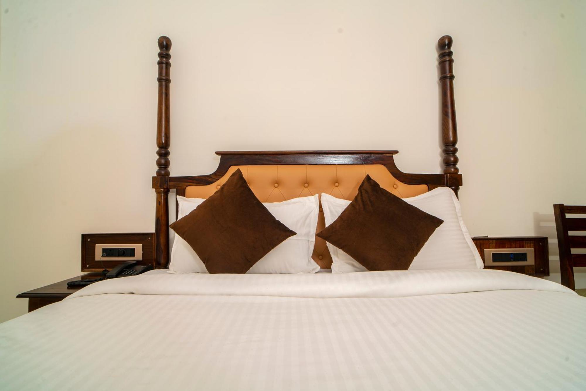 Dera Pichola- A Lake Facing Boutique Hotel ウダイプル エクステリア 写真