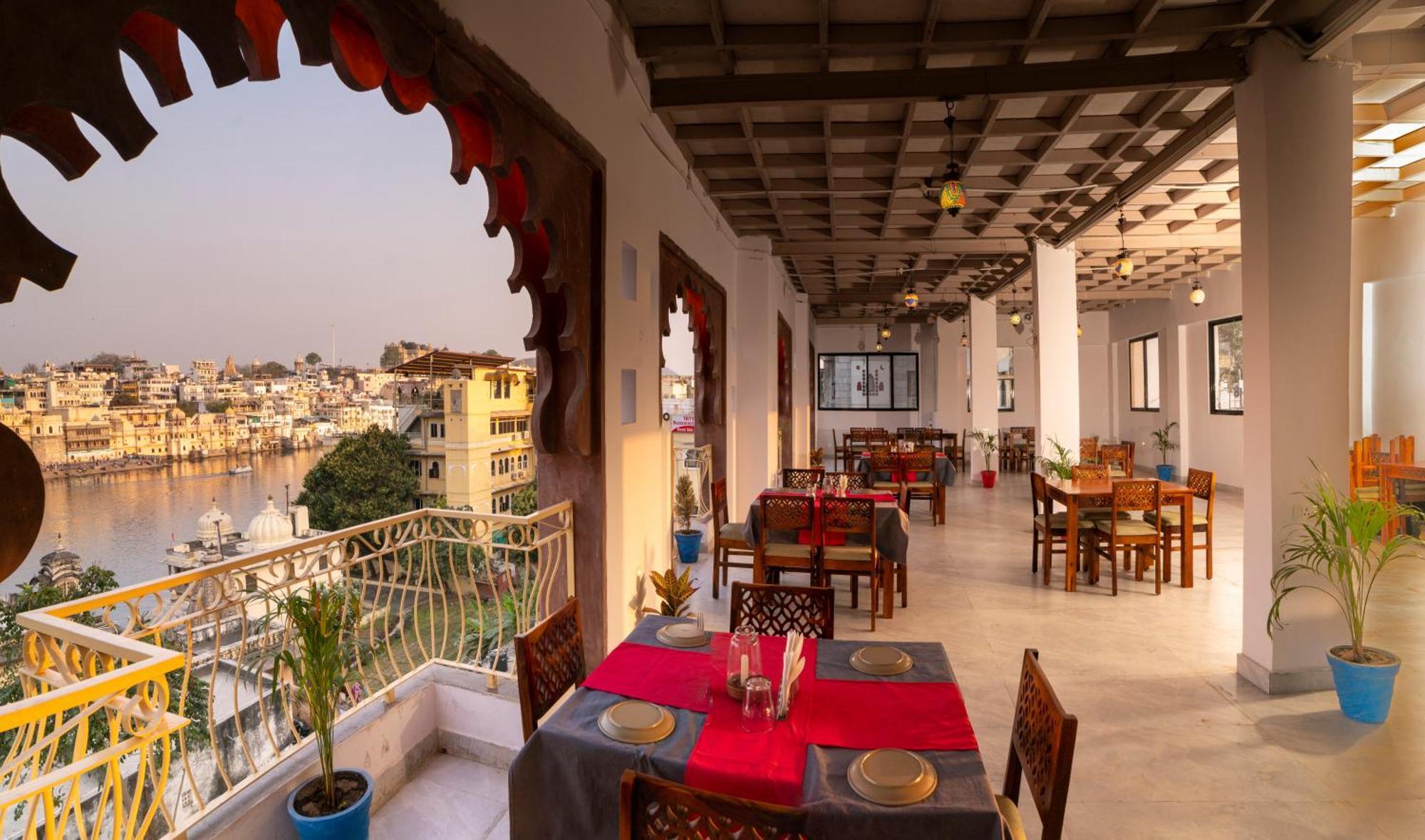 Dera Pichola- A Lake Facing Boutique Hotel ウダイプル エクステリア 写真