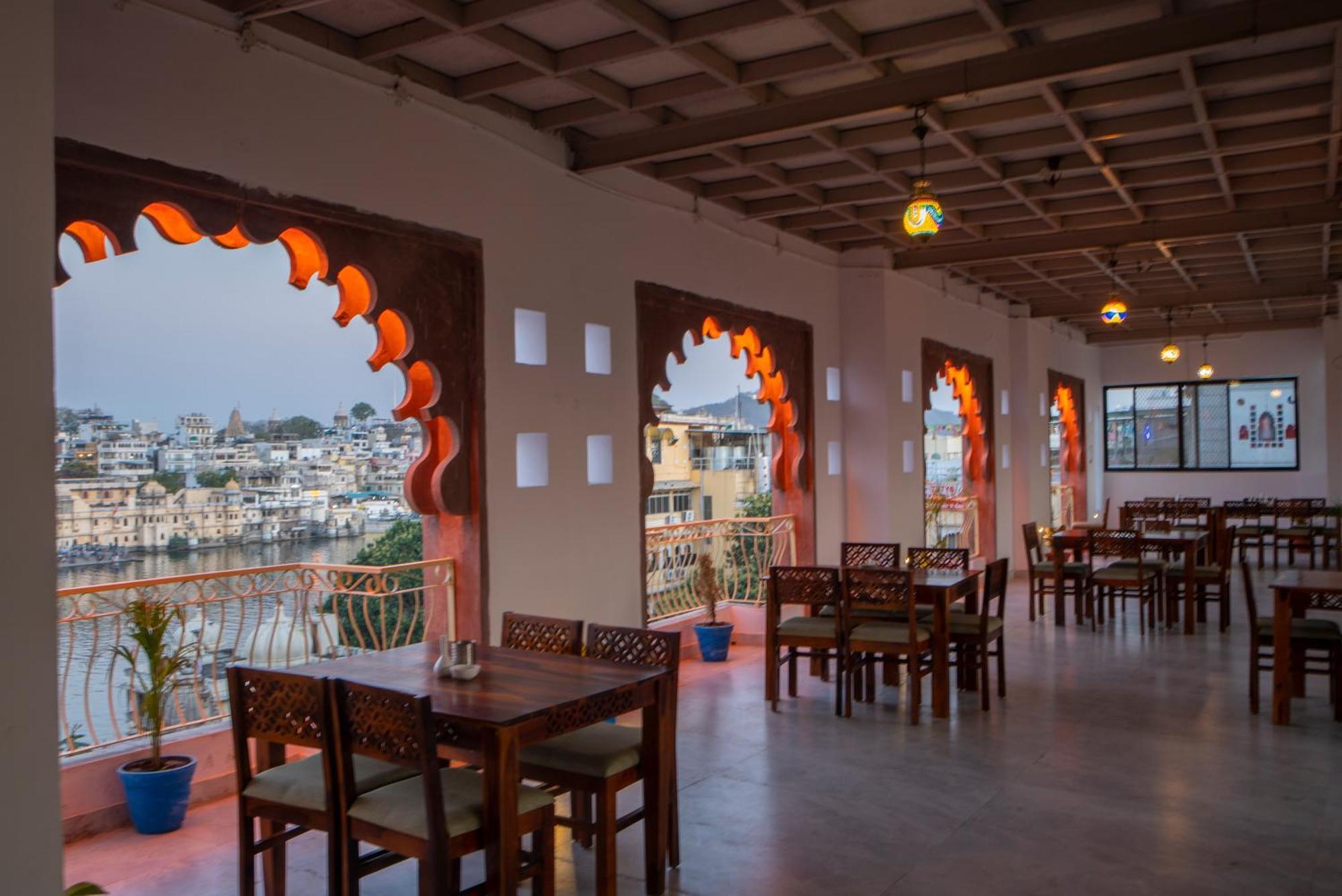 Dera Pichola- A Lake Facing Boutique Hotel ウダイプル エクステリア 写真