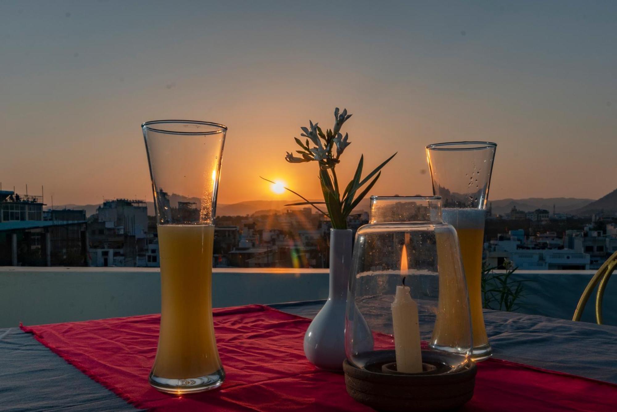Dera Pichola- A Lake Facing Boutique Hotel ウダイプル エクステリア 写真