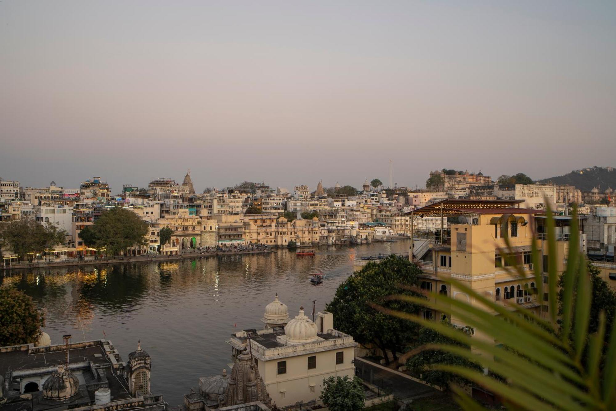 Dera Pichola- A Lake Facing Boutique Hotel ウダイプル エクステリア 写真