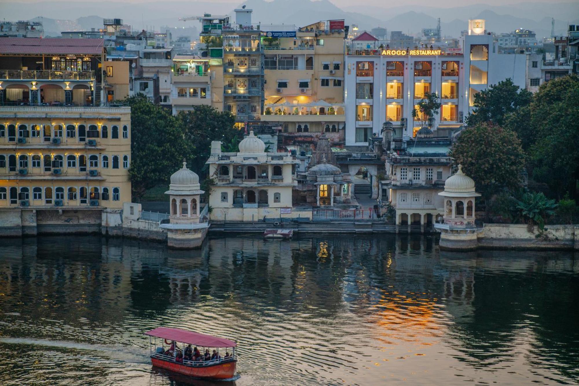 Dera Pichola- A Lake Facing Boutique Hotel ウダイプル エクステリア 写真