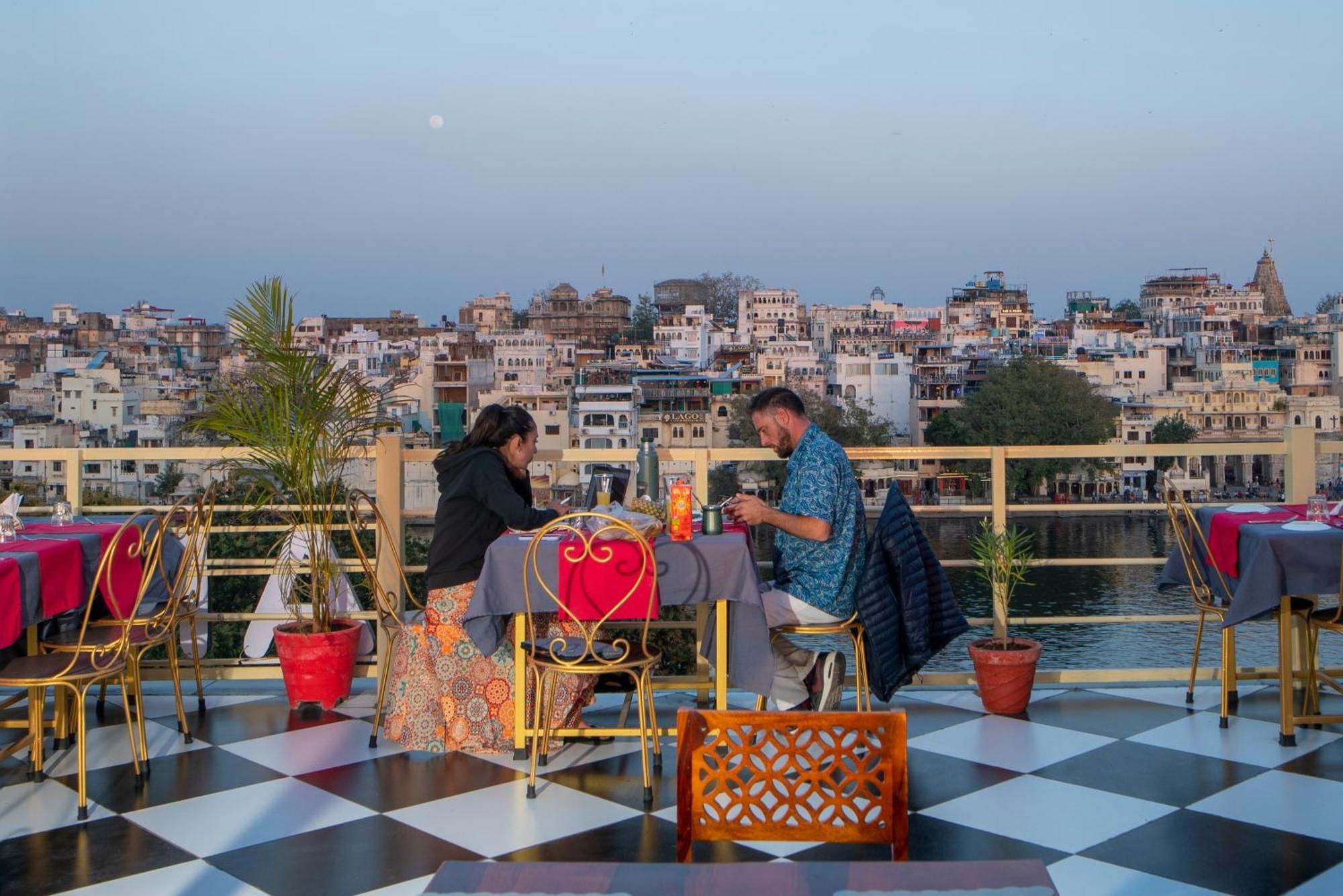 Dera Pichola- A Lake Facing Boutique Hotel ウダイプル エクステリア 写真