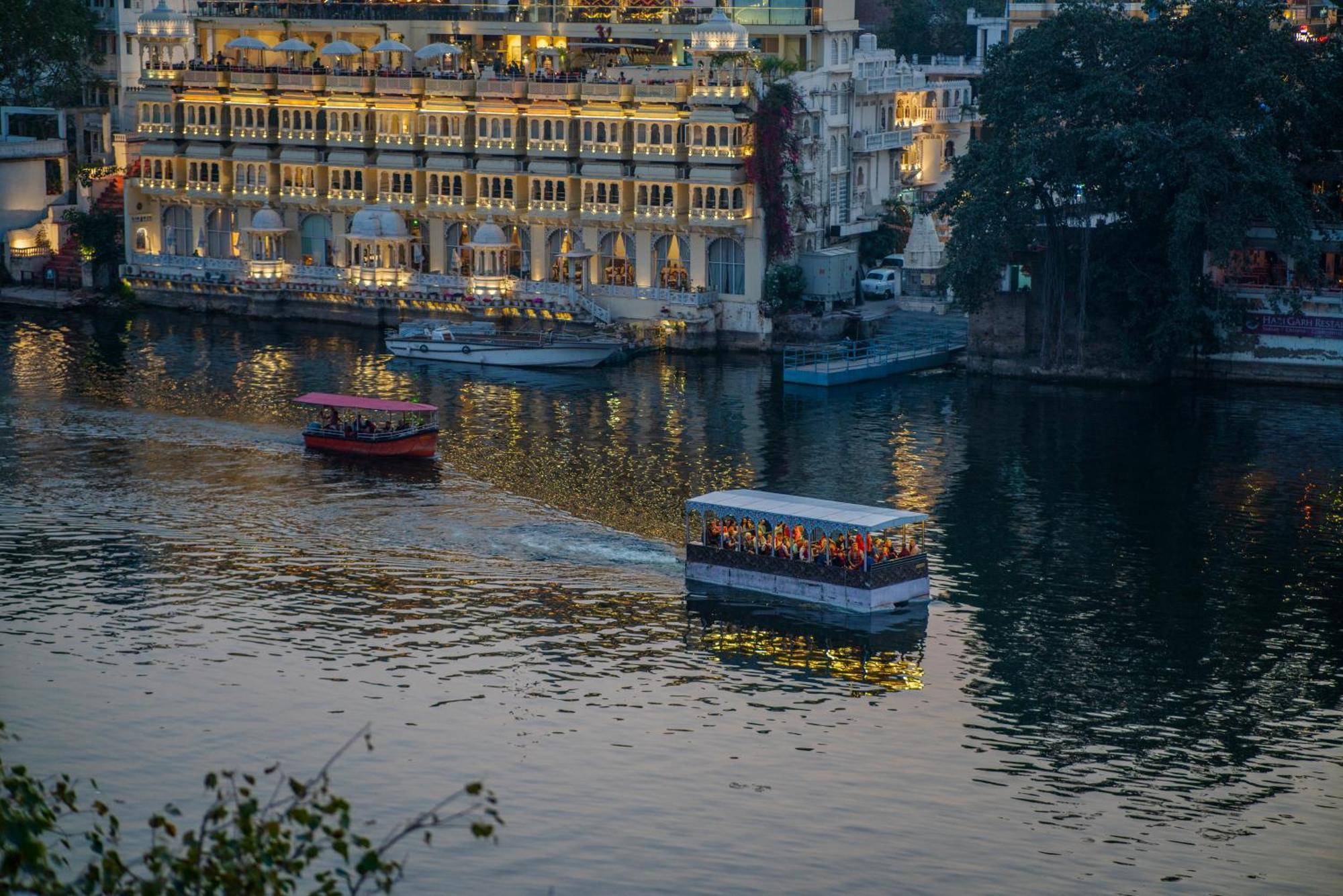 Dera Pichola- A Lake Facing Boutique Hotel ウダイプル エクステリア 写真