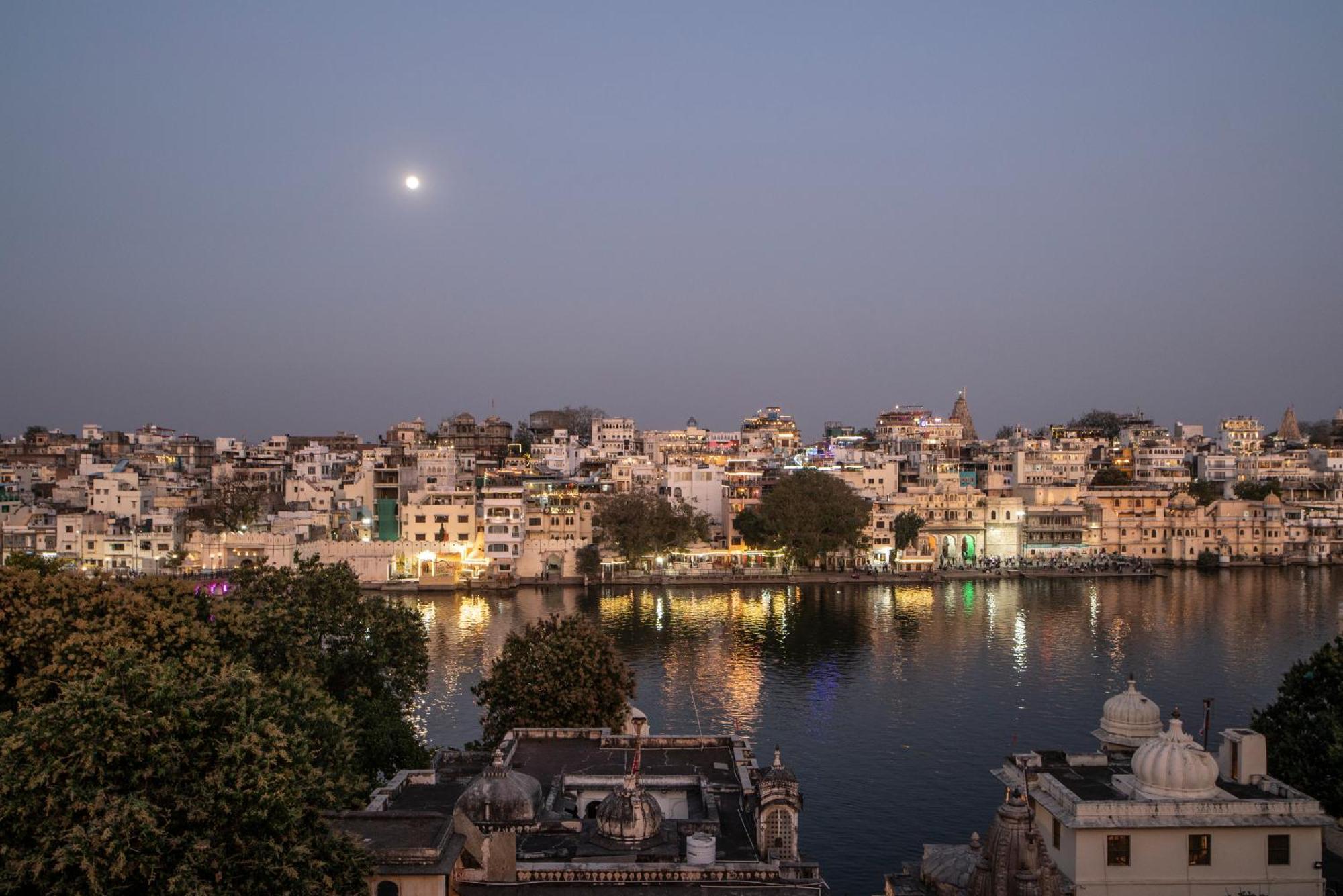Dera Pichola- A Lake Facing Boutique Hotel ウダイプル エクステリア 写真