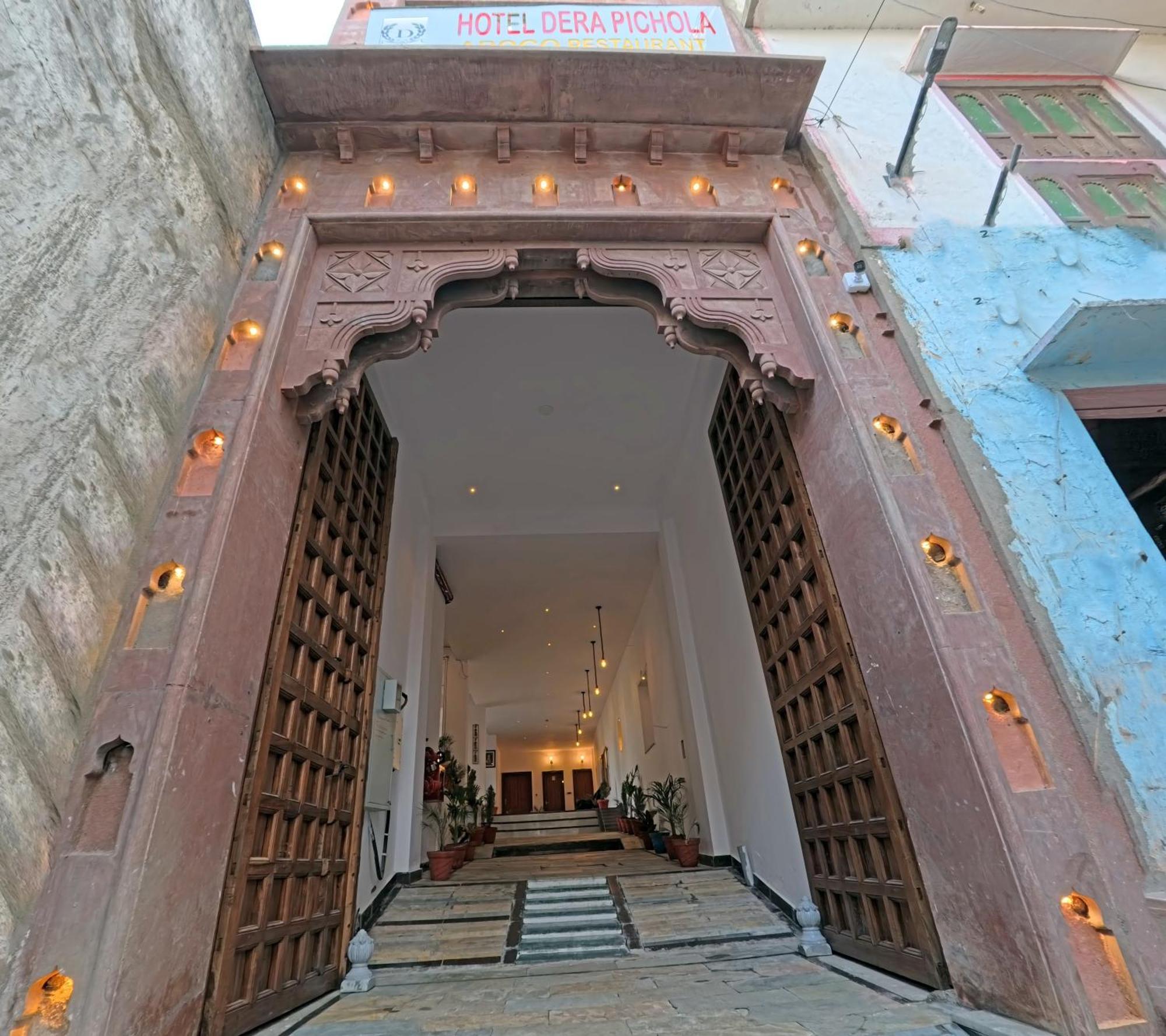 Dera Pichola- A Lake Facing Boutique Hotel ウダイプル エクステリア 写真