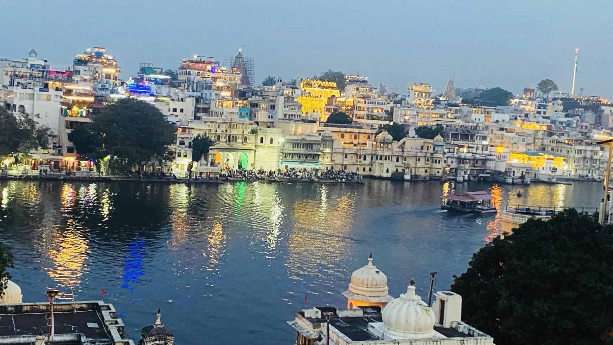 Dera Pichola- A Lake Facing Boutique Hotel ウダイプル エクステリア 写真