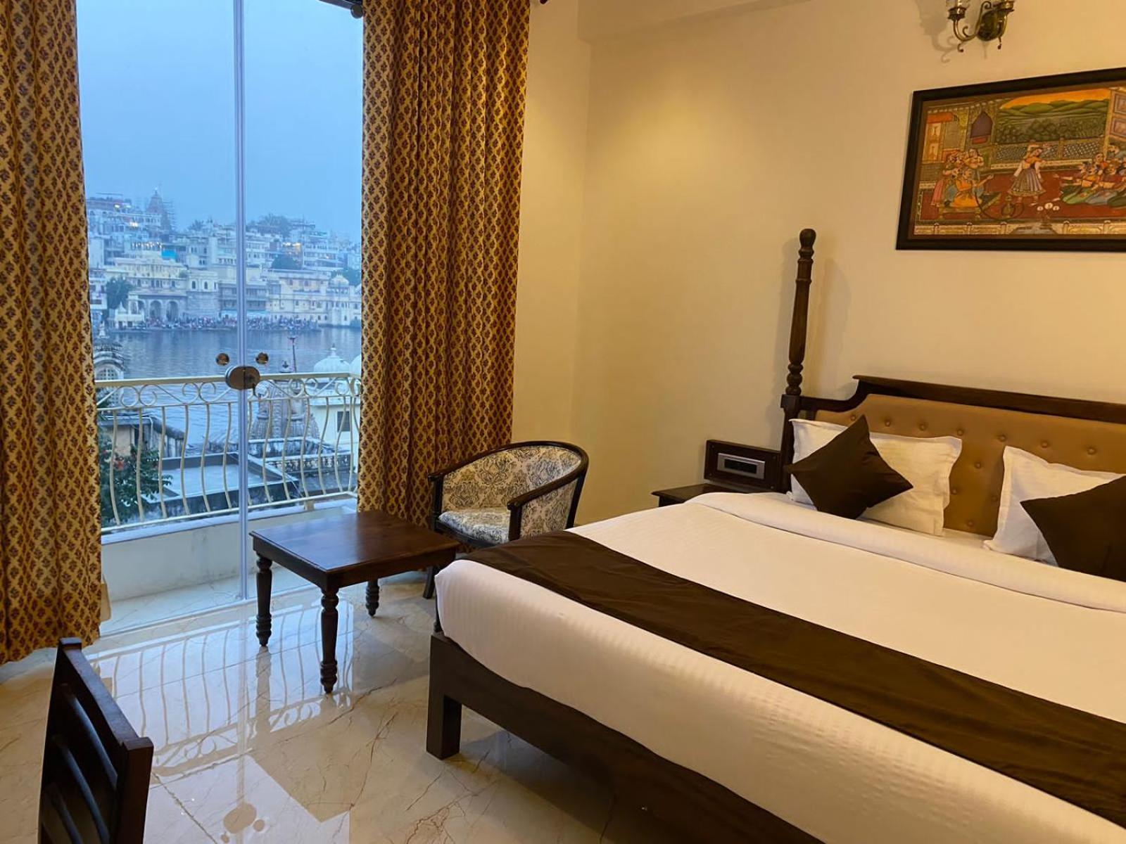 Dera Pichola- A Lake Facing Boutique Hotel ウダイプル エクステリア 写真