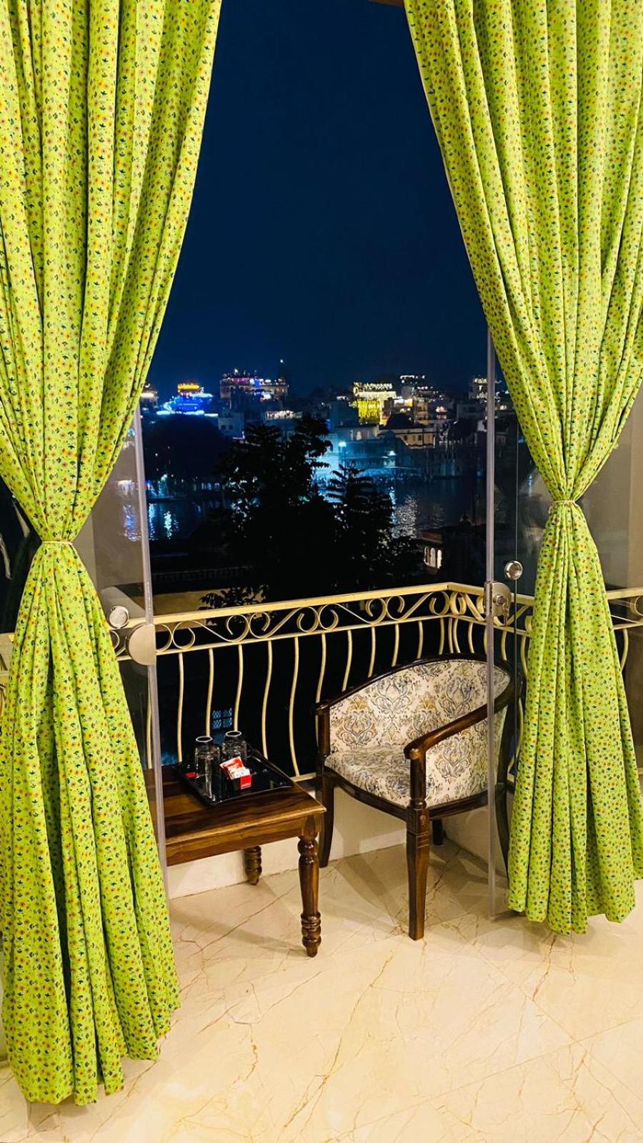 Dera Pichola- A Lake Facing Boutique Hotel ウダイプル エクステリア 写真