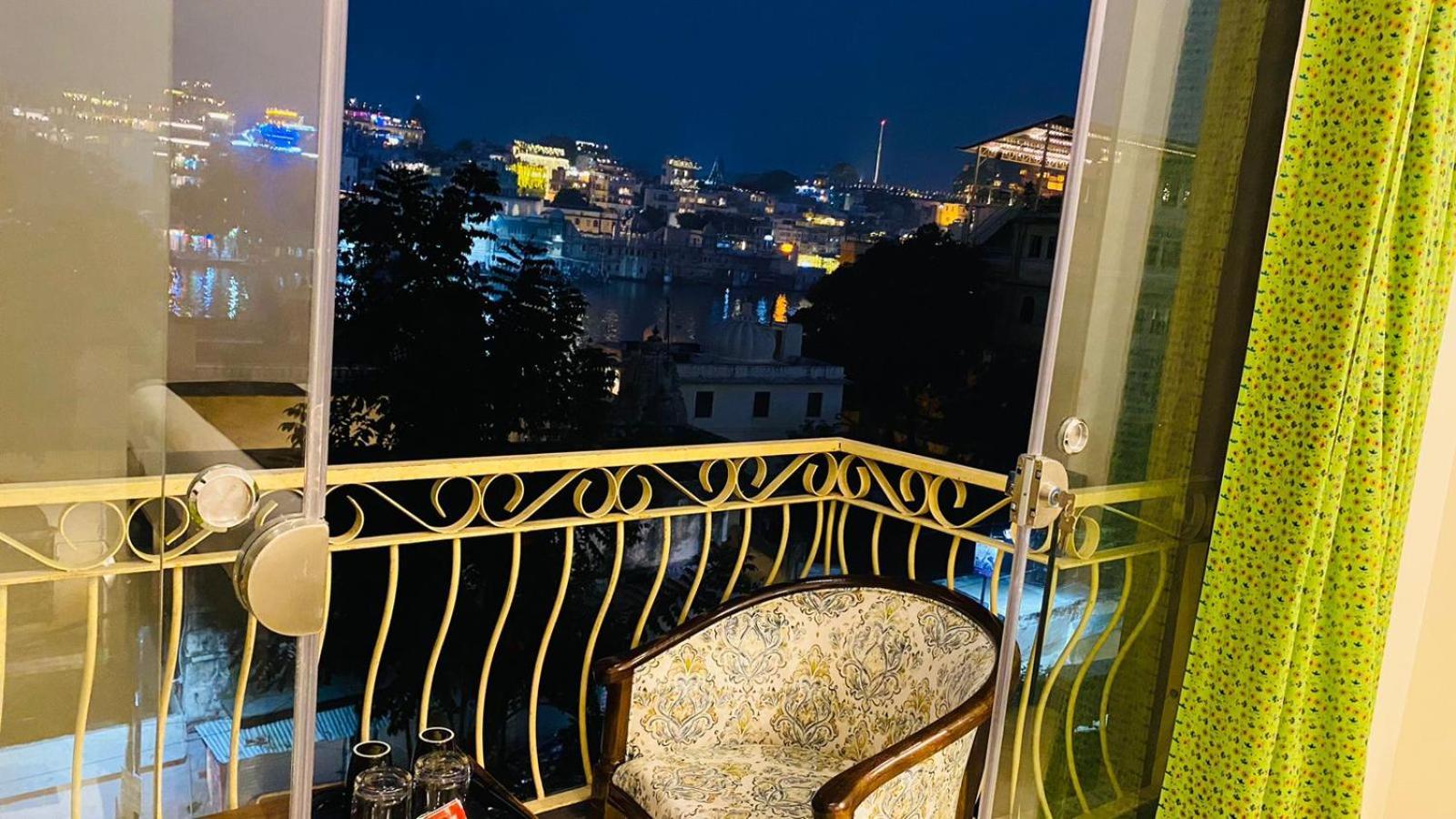 Dera Pichola- A Lake Facing Boutique Hotel ウダイプル エクステリア 写真