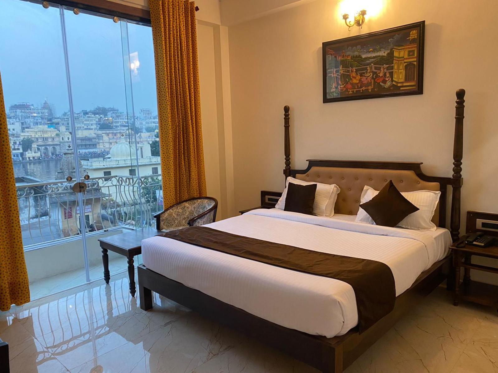 Dera Pichola- A Lake Facing Boutique Hotel ウダイプル エクステリア 写真
