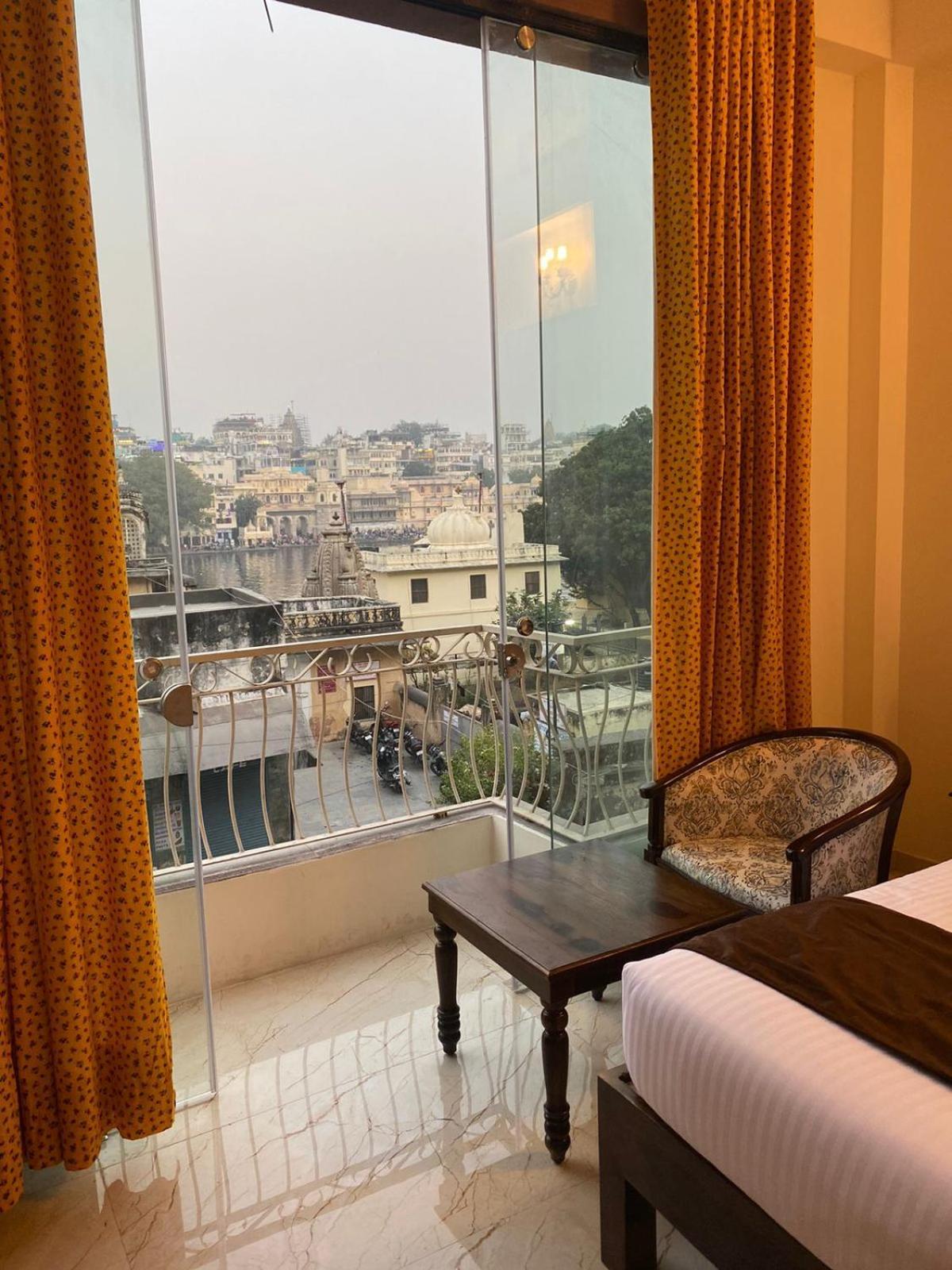 Dera Pichola- A Lake Facing Boutique Hotel ウダイプル エクステリア 写真